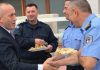 FOTO/ Fiter Bajrami, Haradinaj iu shërben byrekë policëve në krye të detyrës