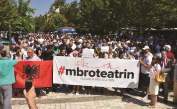 Teatri dhe paratë e “Fëlliqura”/ Lojrat politike që përçanë artistët për kauzën e Teatrit. Regjisori Çipi: Prapaskenat e Bojaxhiut për llogari të pushtetarëve. Altin Basha: Ja ç’na tha Bojaxhiu