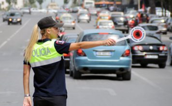 Krujë/20 vjeçares i del ‘Porsche’ nga kontrolli, hyn në shtëpinë e fshatarit dhe plagos tre persona