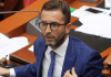 ‘’Ju merreni me ne, ne do të merremi me fëmijët tuaj”, Braçe lexon në Kuvend sms-të kërcënuese