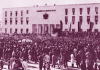 Ju rrëfejmë votimet për frontin, në 2 dhjetor 1945, si e rrahën me grushta Koçi Xoxen, vota kundër Enverit dhe datat më të rëndësishme të historisë nga Parlamenti i parë, në vitin 1921…