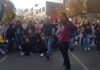 FOTO+VIDEO/ Ndizet Tirana, studentët marshojnë nga të gjitha anët para ministrisë së Arsimit