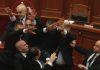 VIDEO/ Momentet kur Edi Rama goditet me vezë në Kuvend