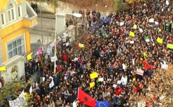 VIDEO/ Tirana është e rinisë, me mijëra studentë rrethojnë Ministrinë e Arsimit