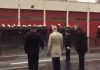 VIDEO/ Zjarrfikësit francezë u japin leksion qeveritarëve, i kthejnë shpinën në mes të ceremonisë