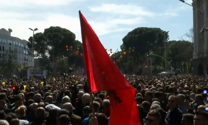 protesta-para-kryeministrise.-3jpg-747x450