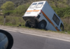 Ambulanca përfundon në kanal