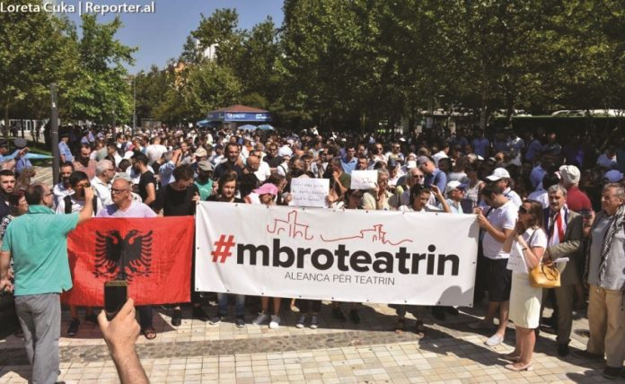 protesta-teatri-kuvend