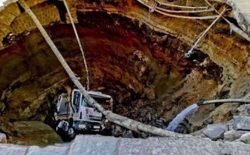 Një gropë gjigande në Napoli gëlltit kamionin e mbeturinave