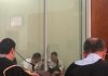 Vranë kalimtarin me bukë në dorë, dy nga të arrestuarit ‘fol e qesh’ në sallën e gjyqit