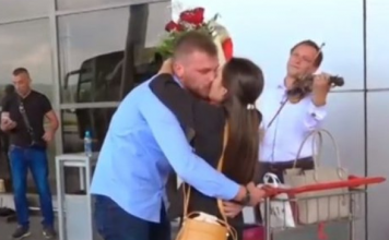 Ja video që po bën xhiron në rrjet/ Me serenata dhe me lule djali shqiptar i propozon të dashurës
