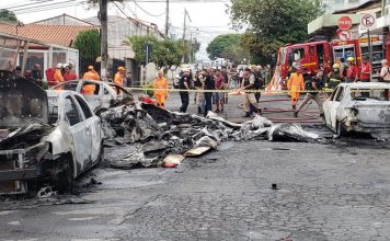 Aeroplani rrëzohet në rrugët e qytetit dhe më pas shpërthen në flakë, shënohen tre viktima