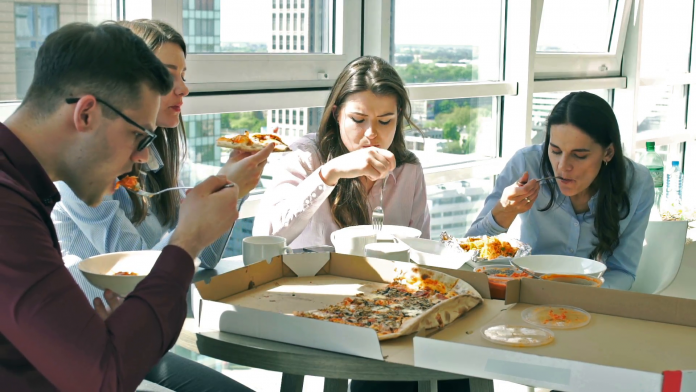 businesspeople-eating-lunch-together-in-the-office_ejci4evr__F0000