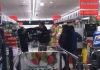VIDEO / Boshatisen supermarketet, plas grushti mes dy të rinjve për ushqimet