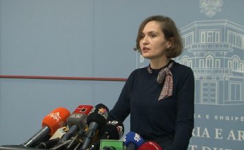 “Mësojmënga shtëpia”/ Ministrja Shahini: “Mësues, ju falenderojmë pa masë !”