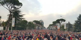 Pjesëmarrje e jashtëzakonshme në tubimin e Presidentit, shqiptarët me flamuj në duar