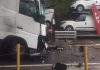 Kamioni përplaset me urën hekurudhore në aksin Librazhd-Përrenjas, plagoset shoferi