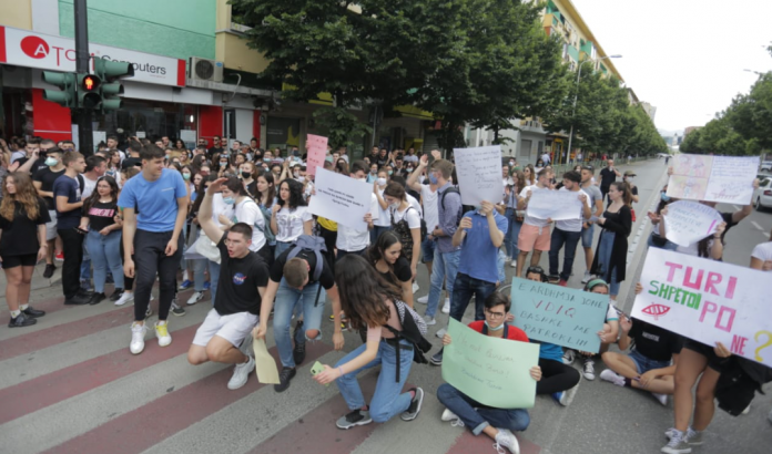 Maturantët-në-protestë