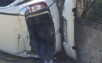 FOTO/ Aksident i rëndë në aksin nacional Berat-Lushnje. Mjeti del nga rruga dhe përfundon i përmbysur në arat e fshatit