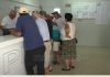 Thellohet kaosi me pronat në Vlorë! Të moshuar presin në derë të hipotekës