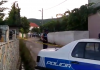 Ngjarja makabre në Pogradec, policia përballet me skenën horror. Djali me të meta mendore i preu kokën nënës dhe e…