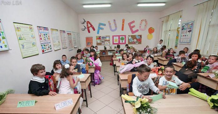 Shkollat-ne-Tirane-nxenes-klasa