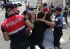 FOTO LAJM/ Tensionet gjatë protestës, shikoni momentet e përplasjes. Aktivistja përqafohet me protestuesin për të ndaluar arrestimin nga policia