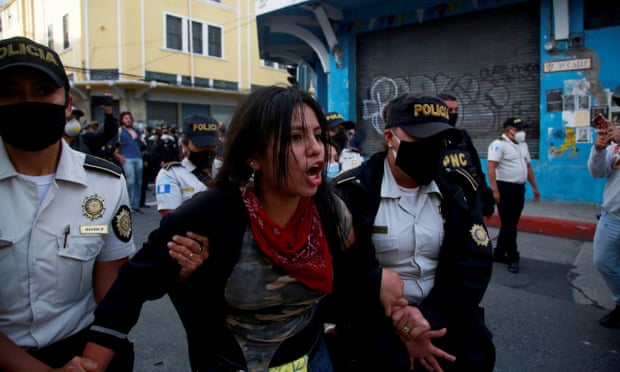 Një demonstrues arrestohet gjatë përleshjeve midis policisë dhe protestuesve në Guatemalë