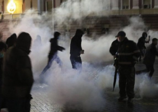 Protesta / Qytetarët e revoltuar i drejtohen Kuvendit | Gazeta Telegraf