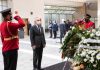 Presidenti Meta homazhe për Bashkim Finon, vendos kurora me lule e mesazh në librin e ngushëllimeve
