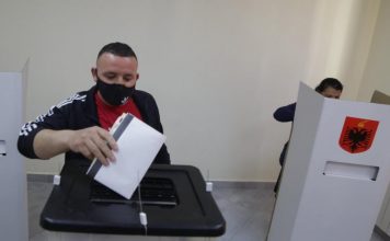 Mbyllet orari zyrtar, vijon akoma votimi për qytetarët në radhë