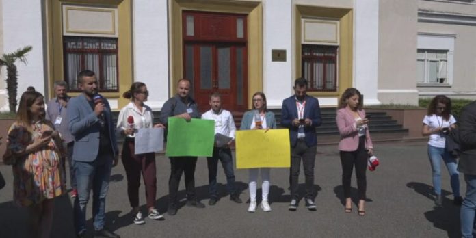 9-QERSHOR-PROTESTA-E-GAZETRAVE_frame_1364-1100x620-1-750x375
