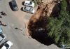Incident i frikshëm! Hapet një gropë e madhe në parkingun e një spitali dhe përpin disa makina