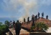 Zjarr në një banesë në Pogradec, flakët përfshijnë dhe shtëpinë ngjitur (Foto)