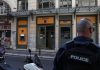 Dy persona me armë e maska, grabisin bankën në mes të ditës në qendër të Athinës