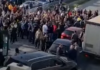 Banorët protestë kundër vendosjes së barrierave metalike, radhë kilometrike në autostradën Lushnje-Fier