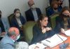 “Propagandën bëje te shkallët e Kryeministrisë,” Vokshi përplaset me Manastirliun, ministrja: Je e paedukatë