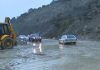 Del nga shtrati përroi i Lënxës në Gjirokastër, bllokohet nga rënia e gurëve aksi Kolonjë-Golem