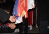 Dogjën flamujt e Serbisë në Bulevard, Gjykata liron dy të akuzuarit, vendos ‘detyrim paraqitje’