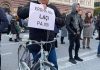 “Erdha nga Laçi pa X5”/ Pankartat më pikante në protestën para kryeministrisë