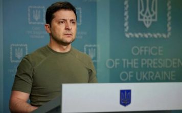 Rusia do të tërheqë ushtrinë nga Ukraina? Zelensky skeptik: Nuk jemi naivë të besojmë fjalët