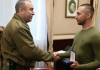 U shtir si roje bregdetare dhe shau rusët, i jepet medalja e ‘trimërisë’ ukrainasit/ Ja si u lirua pasi u zu rob