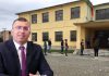 Nxënësit e shkollës në Bulqizë po ‘thahen’ nga i ftohti, Lefter Alla: S’ka fonde për dru, mos e ndizni zjarrin!