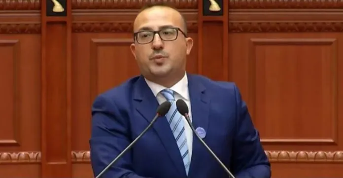 Korreshi  Spitali i Lushnjës i rrënuar dhe pa aparatura  pacientët trajtohen në korridor