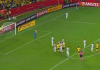 Gol i rrallë nga këndi: Futbollistët “çmenden” nga mjeshtëria e argjentinasit (VIDEO)