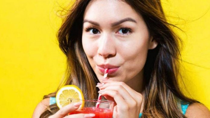 auto_beautiful-girl-made-smoothie-your-2-780x4391650990844
