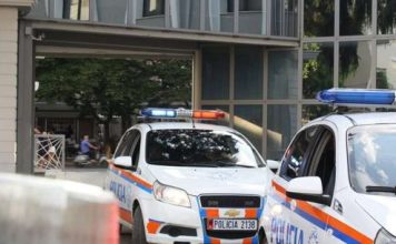 “Do t’ju vras”, parandalohet tragjedia në Tiranë, 40-vjeçari dyshohet se kërcënoi prindërit me thikë