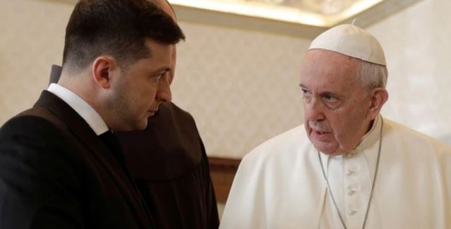 “Kemi nevojë për mbështetje”, Zelensky telefonatë me Papa Françeskun: E informova për tmerret që Rusia po kryen në Ukrainë
