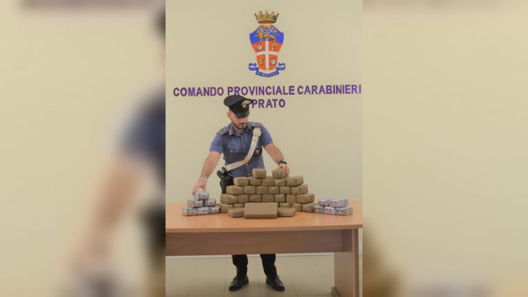 U kap në makinën me vlerë 100 mijë euro me 2 kg kokainë dhe 20 kg hashash, arrestohet 38-vjeçari shqiptar dhe bashkpunëtori i tij në Itali