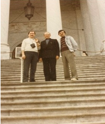 Autori me Dom Prekë Ndrevashaj dhe Dr. Elez Biberaj -- gjithashtu mik i Dom Prekës -- duke dalur nga ndërtesa e Kongresit të Shteteve të Bashkuara, 1985. I përjetëshëm qoftë kujtimi i tij! 